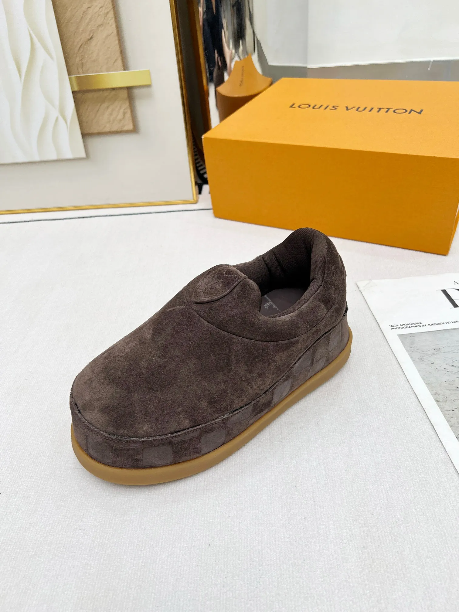 👟👟Ex-factory price 660👟👟 louis vuitton (Louis Vuitton/lv)🔍Autumn and winter~Ugly little chubby, new shoe style YETI🔥🔥🔥🔥 Super street-style bread shoes are here! ! ! Chubby is so cute~💞 What a great tool for showing off slim legs! The inner height is increased by 5 cm, the legs are longer and thinner, and the beef tendon bottom is super comfortable, suitable for couples 💞💞💞💞 Fabric: imported high mercerized ox velvet embossed craftsmanship Number of yards: 35-45 yards (46🉑custom-made, non-returnable)